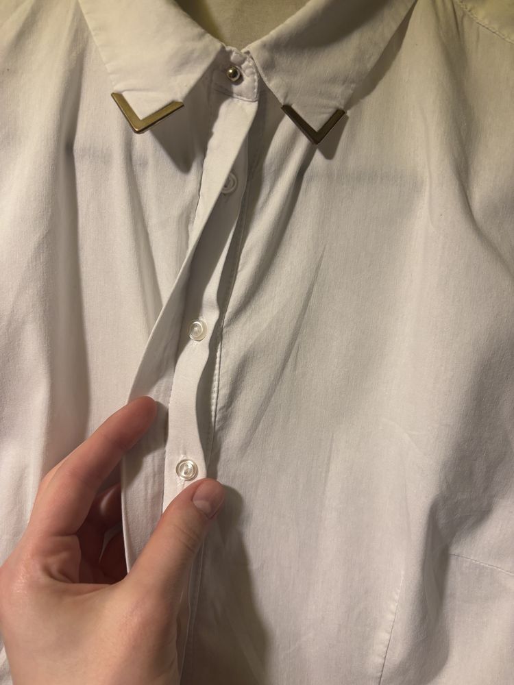 biała elegancka koszula z kołnierzem taliowana ze złotymi elementami