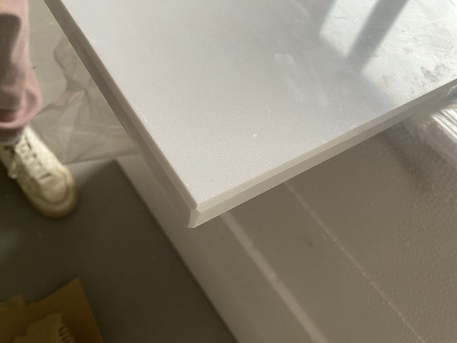 Parapet z konglomeratu bialy