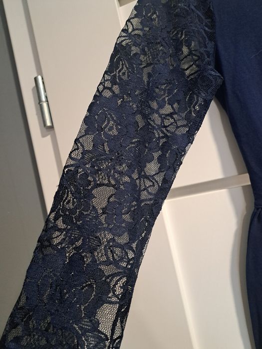 Dresowa sukienka z koronką