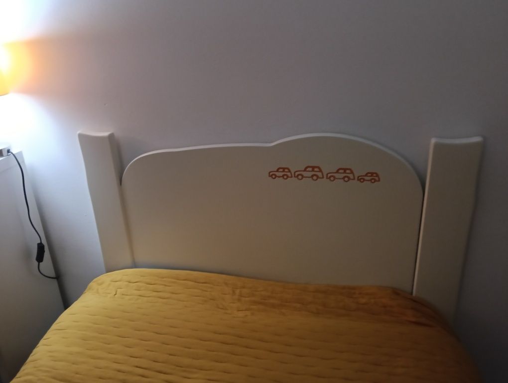Cama individual (Inclui edredom, lençóis de cama e coberta)
