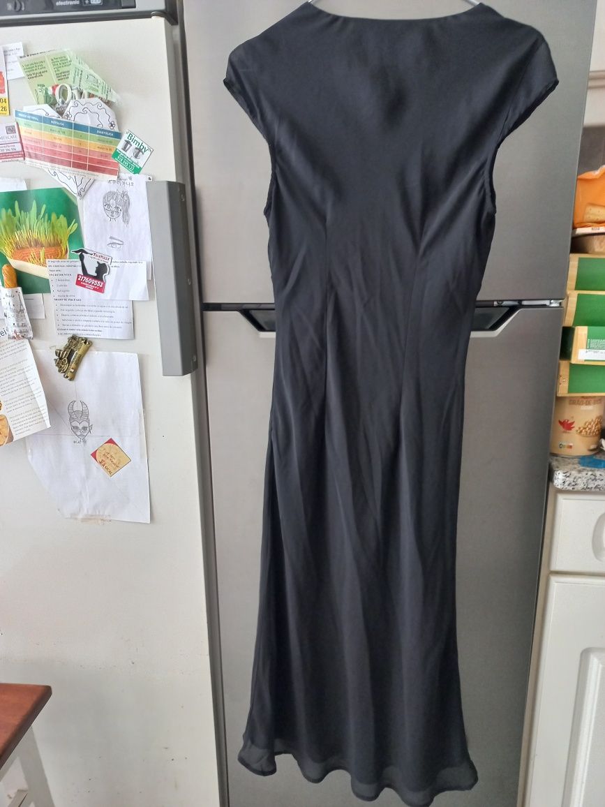 Vestido preto novo com manga curta