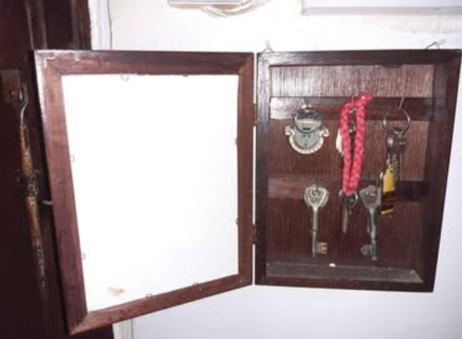 Chaveiro / porta chaves vintage , em madeira, pintura com relevo
Ver d