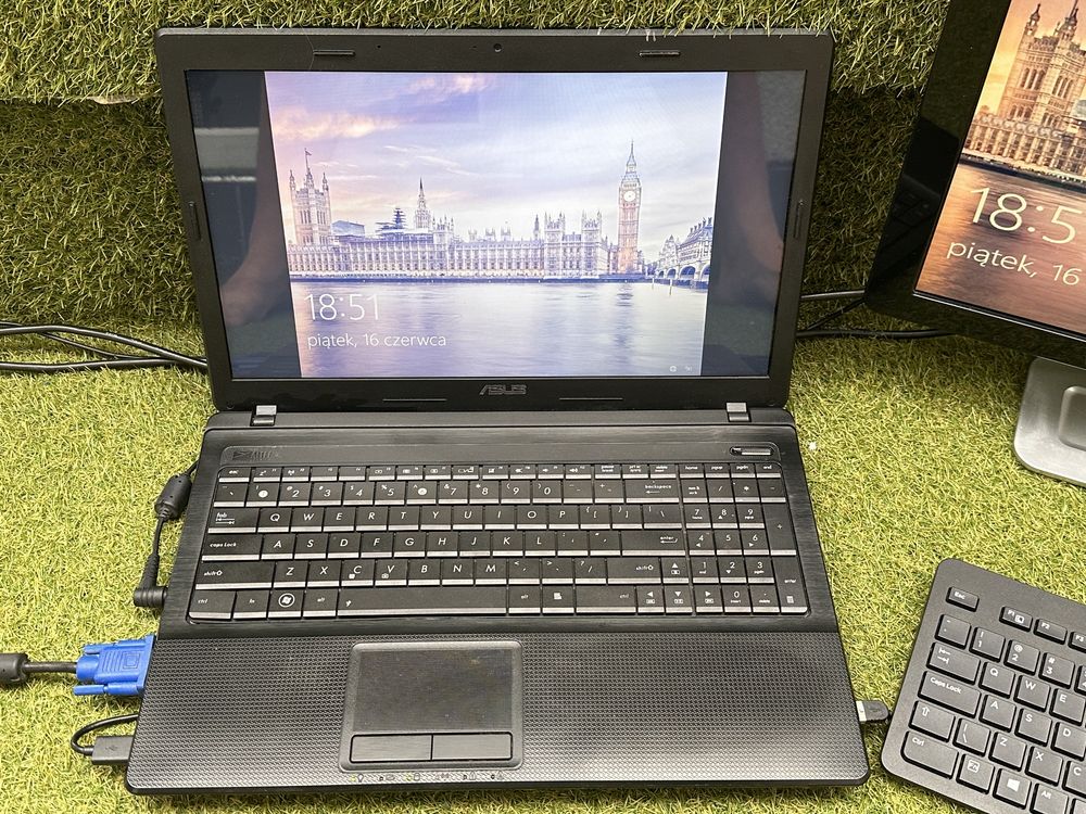 Laptop Asus X54C + Monitor 20 cali HP w2007v + Klawiarura HP + Mysz