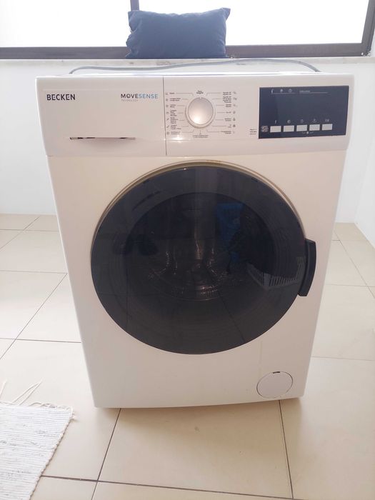 Maquina de lavar roupa em pleno funcionamento