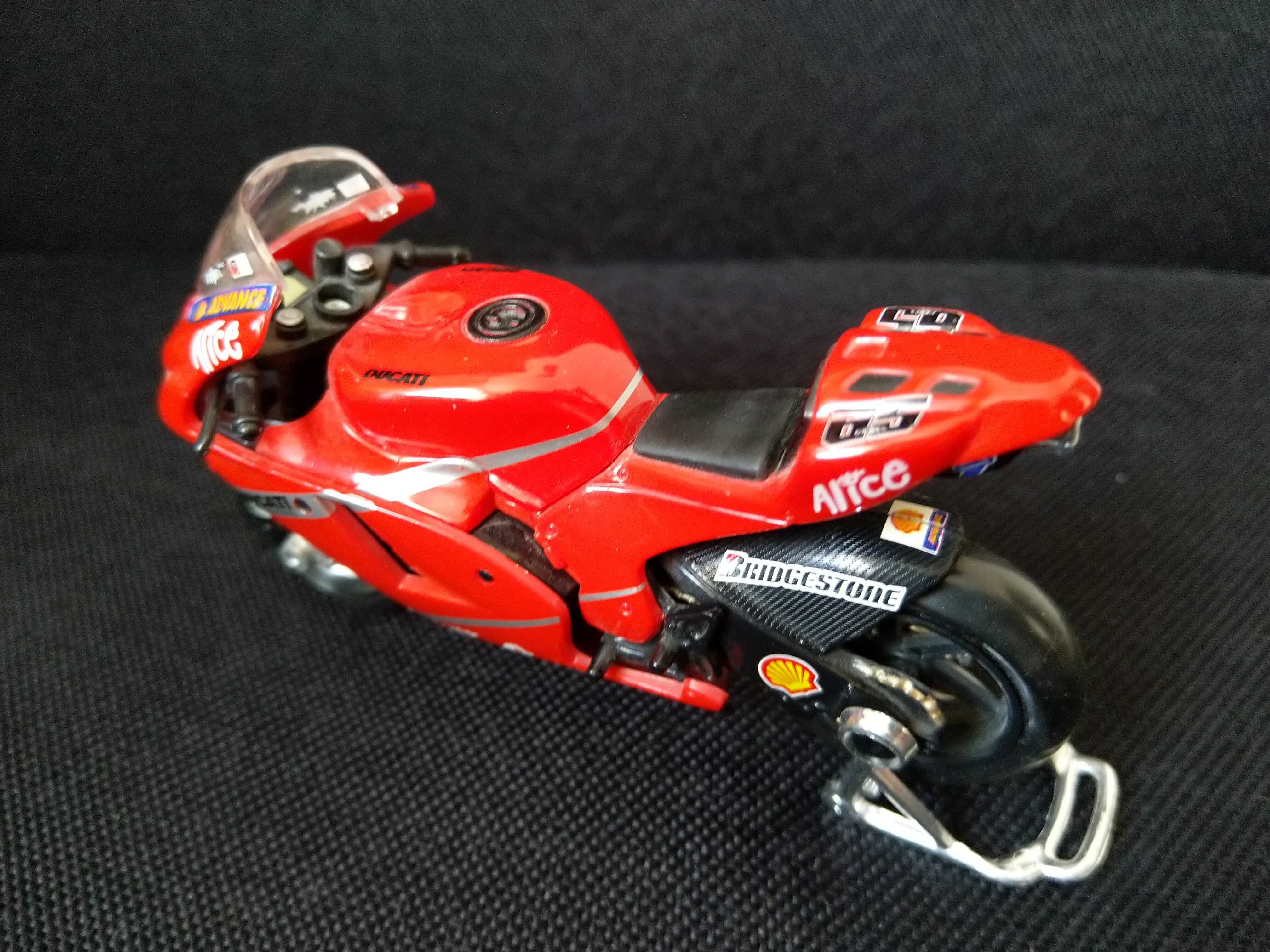 Model motocykla MotoGP Ducati Lorisa Capirossiego #65 '07 skala (1:24)