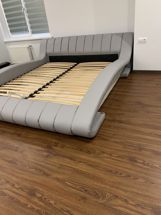 Стильне м‘яке двоспальне ліжко. Ліжко подіум.