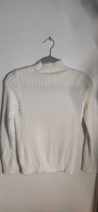 Biały damski sweter