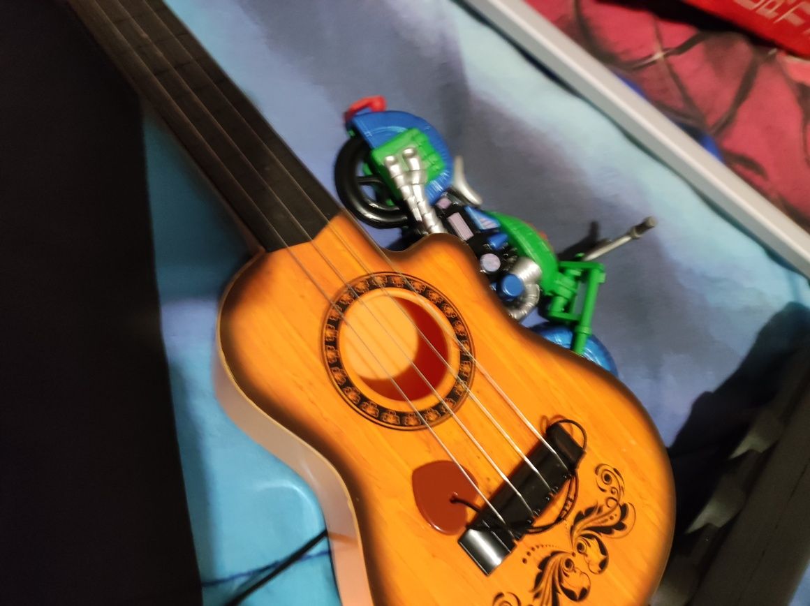 Vendo guitarra de brincar e mota tartaruga ninja