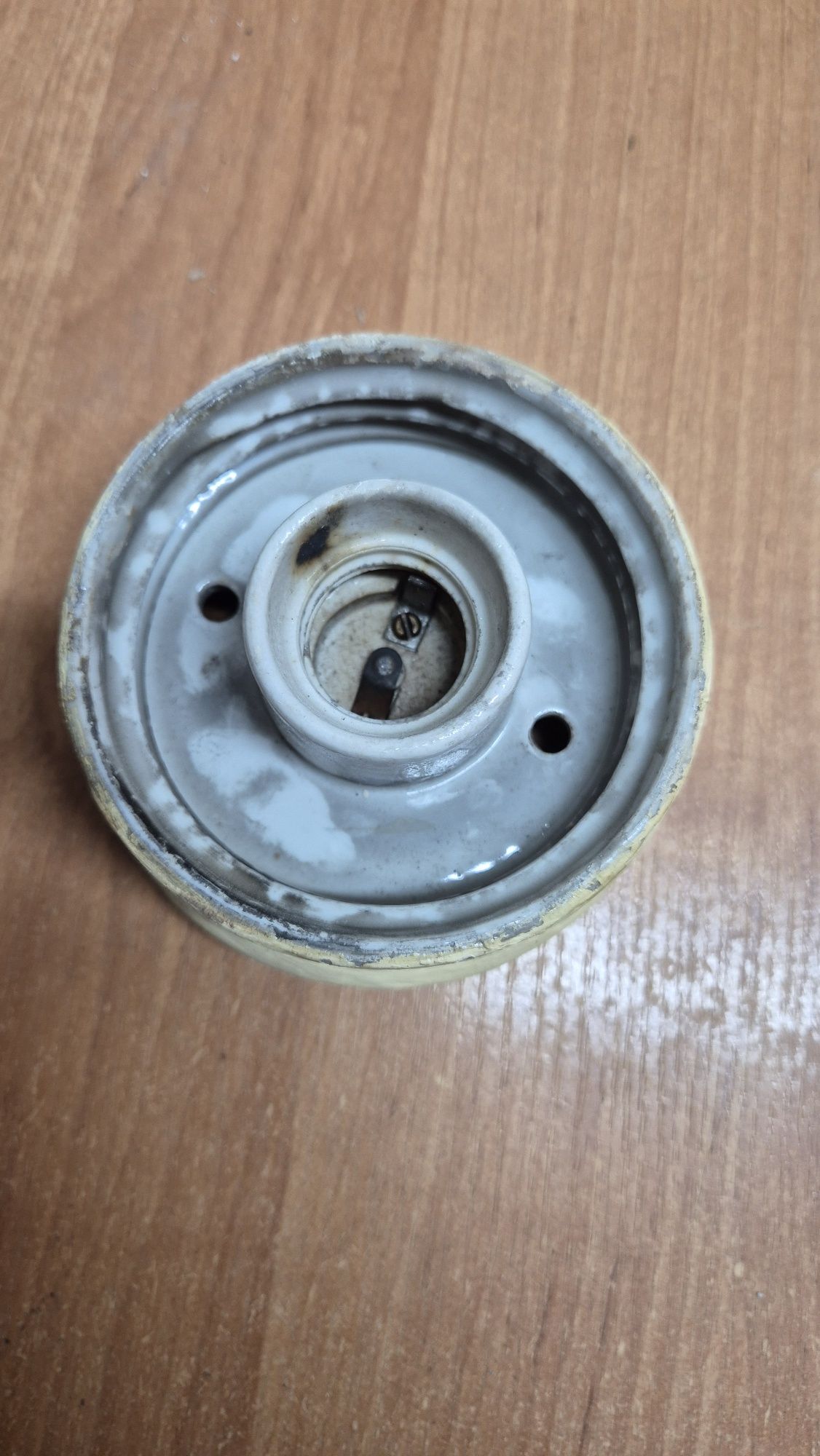 Oprawa świetlna ceramiczna z kloszem #oświetlenie #lampa #żarówka #PRL