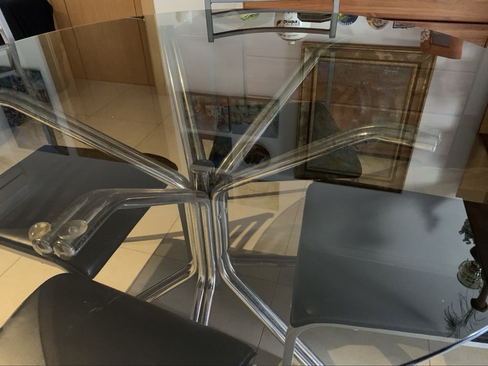 Mesa de vidro com 4 cadeiras