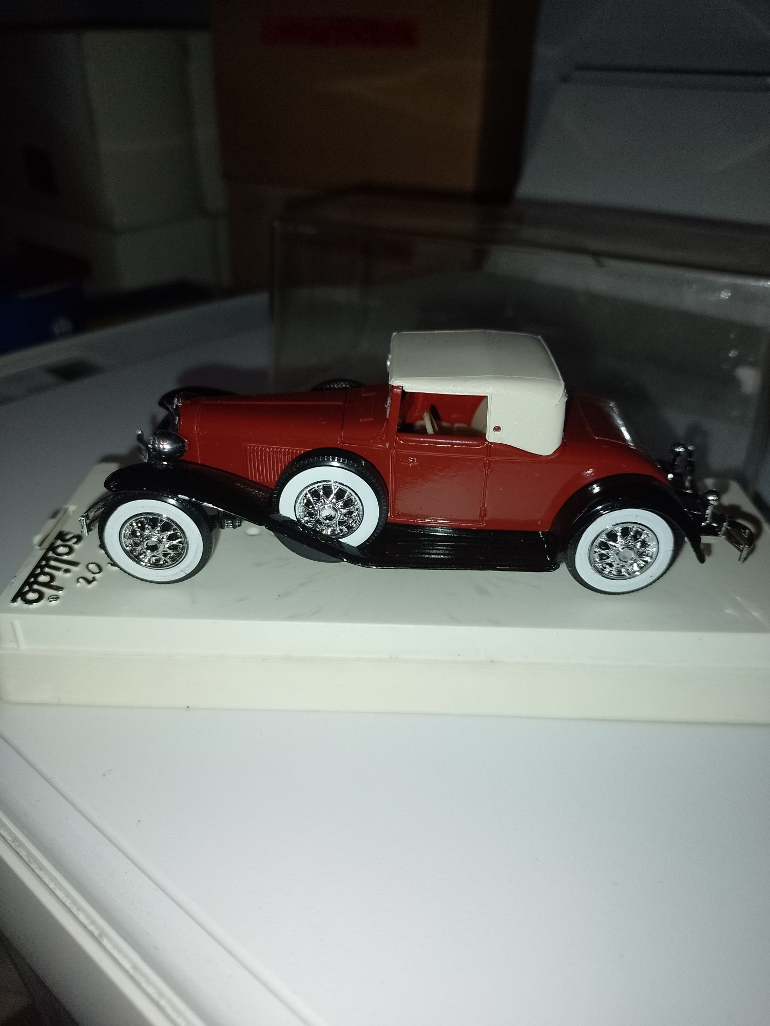 Model francuskiej firmy solido 4080 Ford coupe w skali 1/43