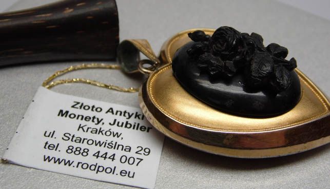 Otwierany sekretnik medalion serce róża czarna ozdoba.