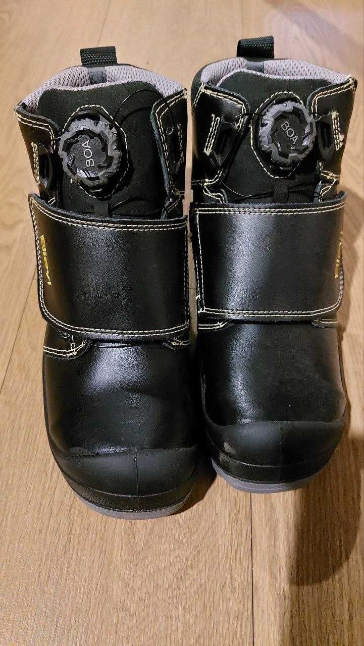 Cупер черевики з металевою вставкою на носку