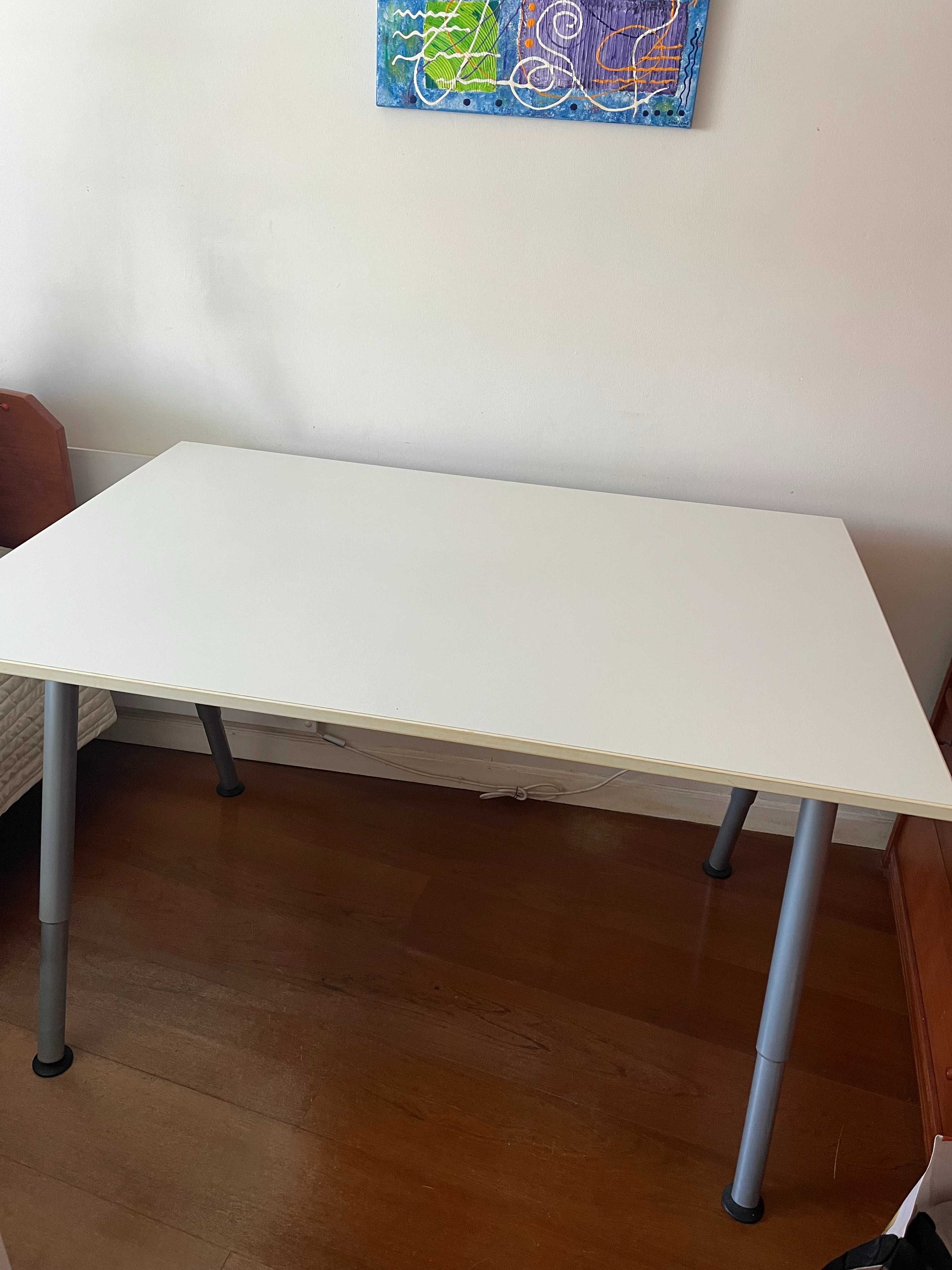 Secretária Ikea com pés elevatórios