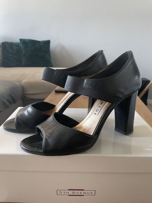 Czarne sandałki na słupku