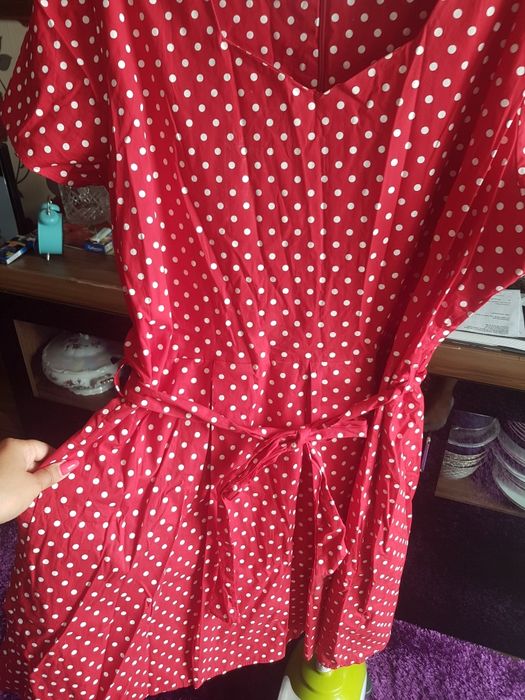 Piękna czerwona sukienka w groszki