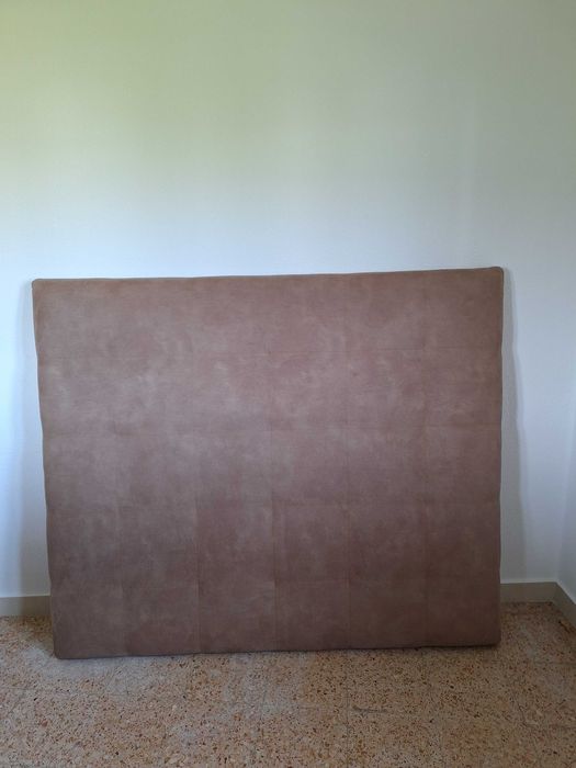 Cabeceira de cama, estofada em pele