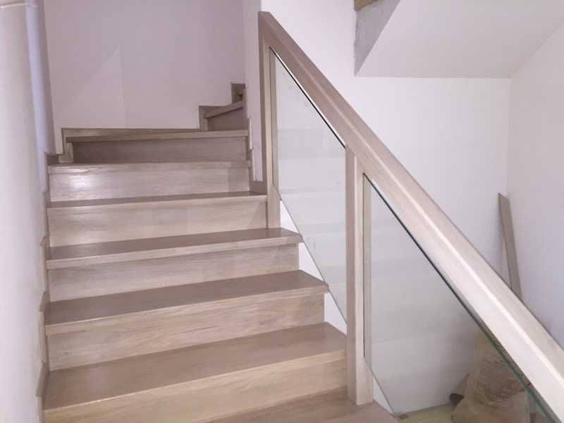 Schody dębowe z balustradą szklaną