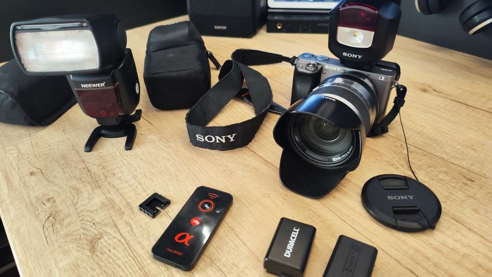 Zestaw aparat Sony a6000 +obiektyw Sony SEL18200 +lampa Sony HVL-43M