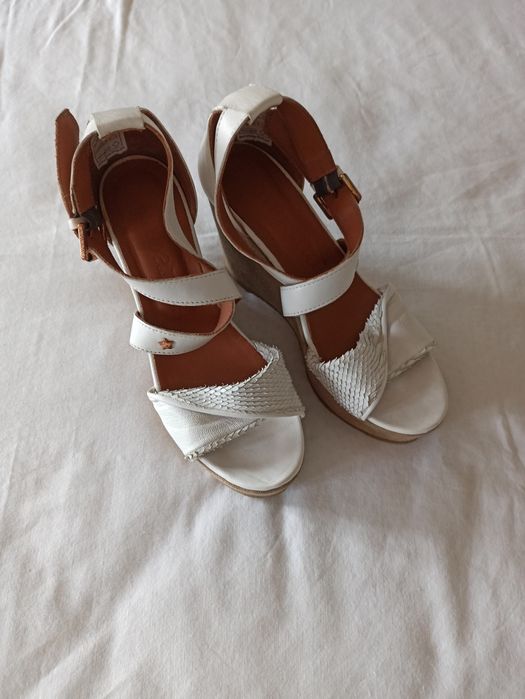 Sandálias brancas de salto alto com compensação da Cubanas