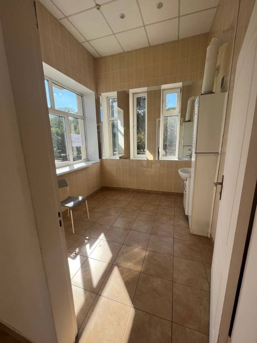 Комерційне  приміщення на жд вокзалі 215 м.кв. 100 та 115 м ка