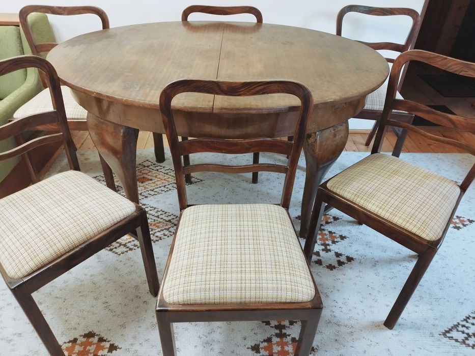 Oferuję do sprzedaży zestaw mebli retro. Stół i sześć krzeseł.