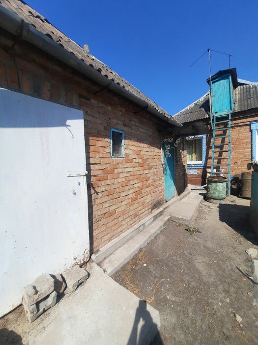 Продаж будинку поряд з містом