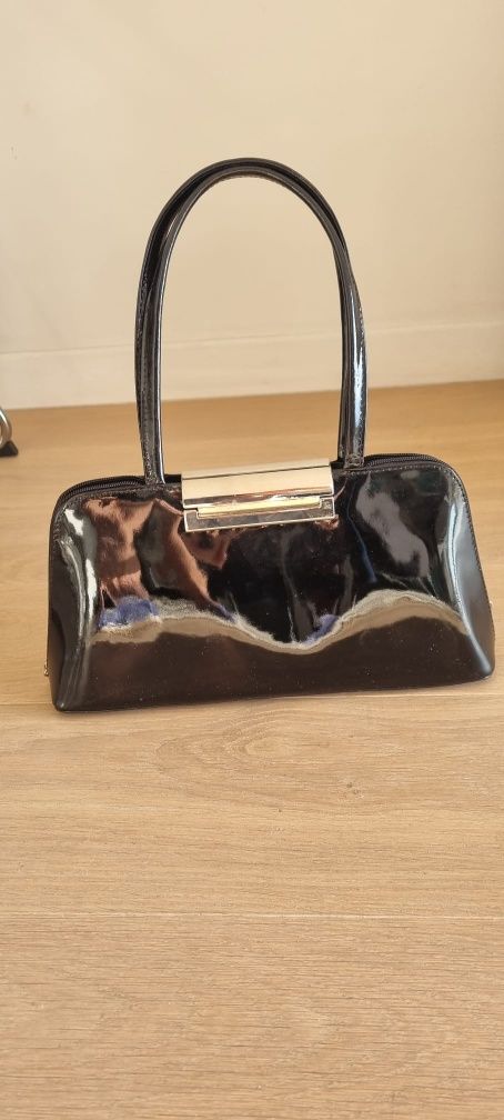 Czarna elegancka torebka z lakierowanej skóry