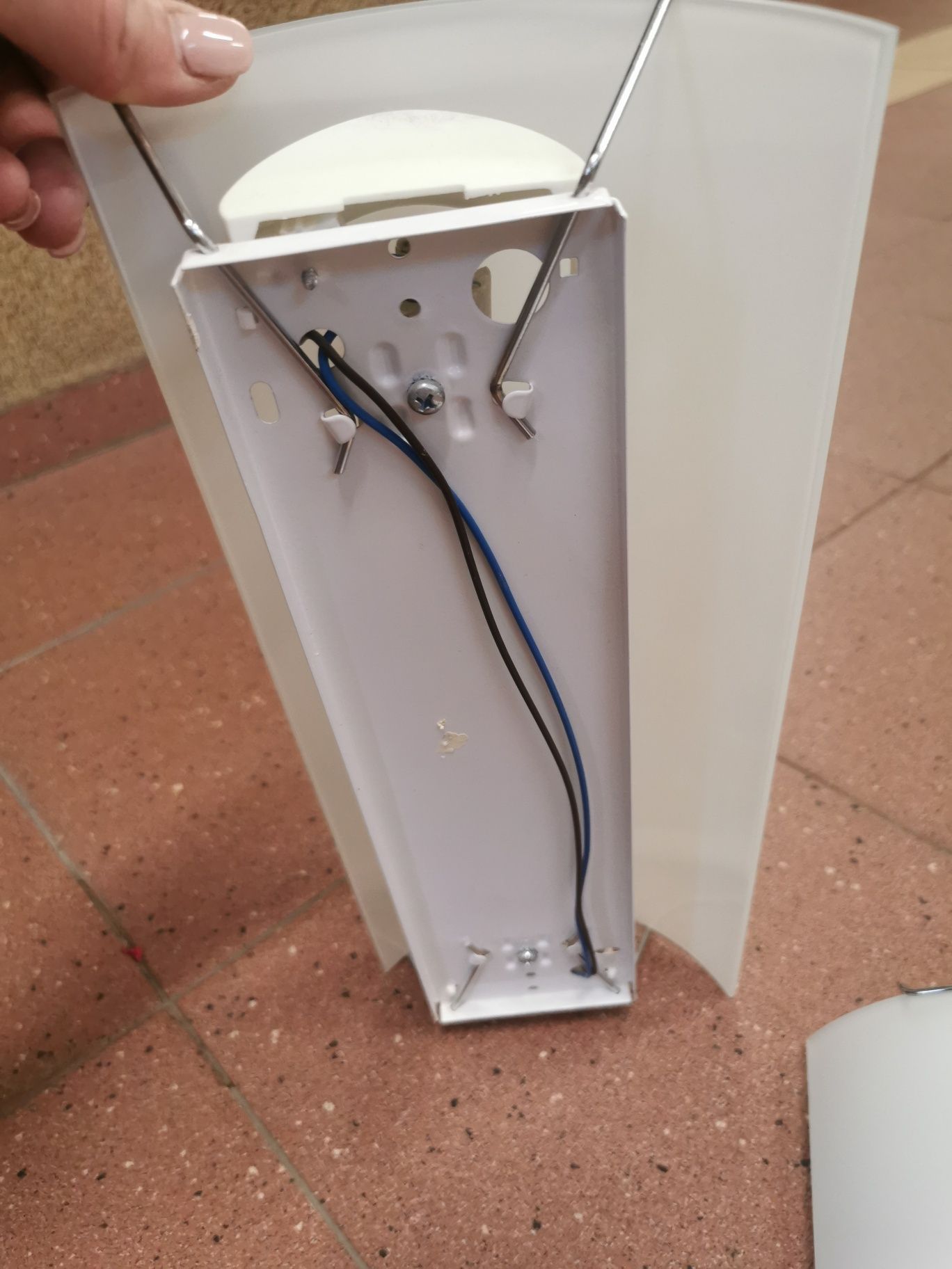 Lampy ścienne mleczne