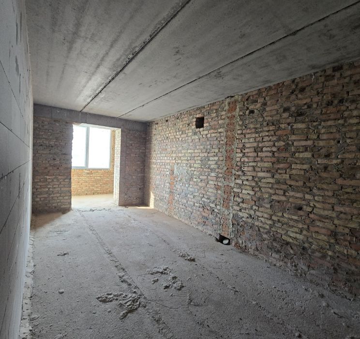 Сучасна простора з чудовим плануванням квартира