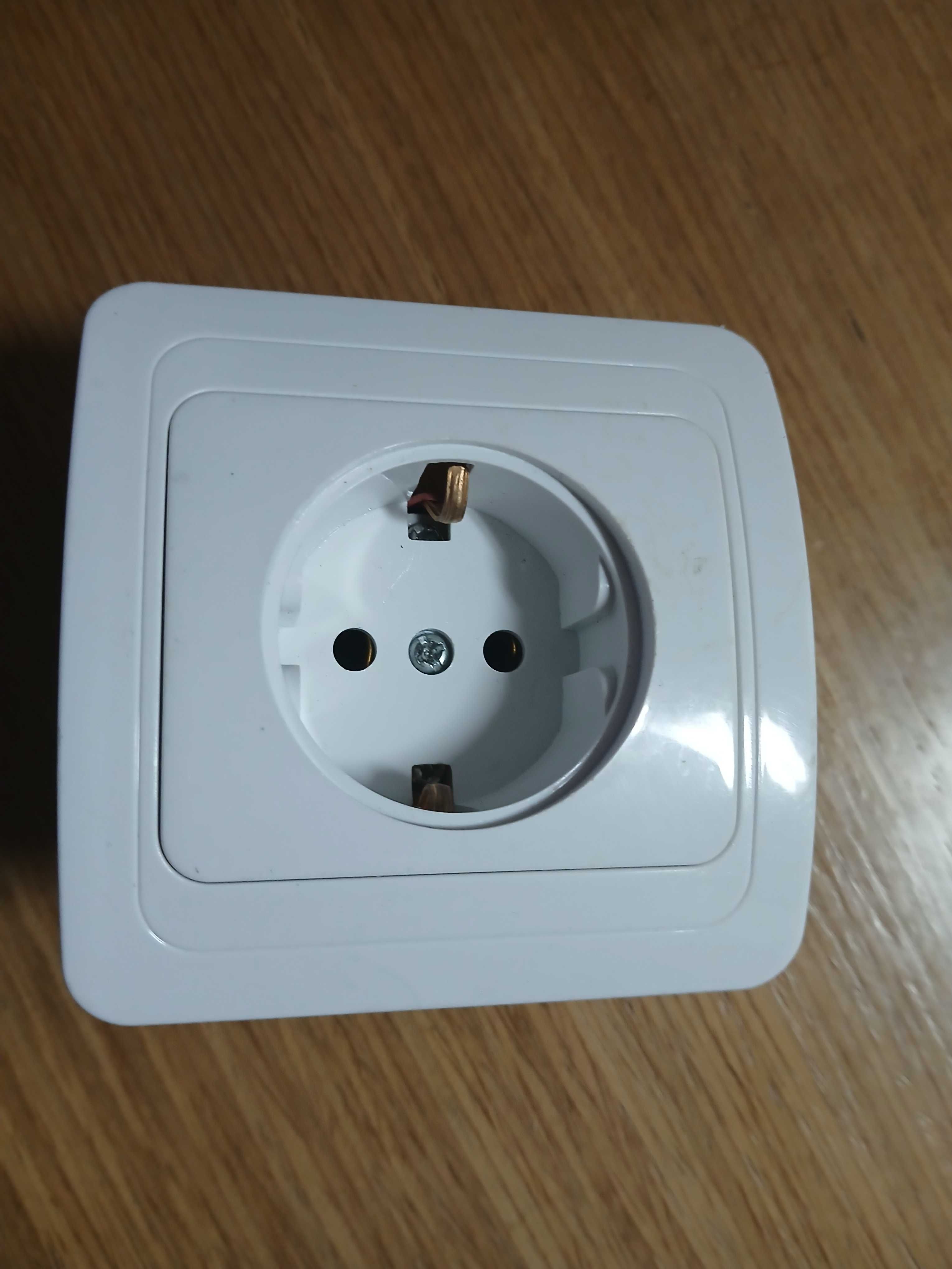 Tomada electrica normal (branca; nunca foi usada)