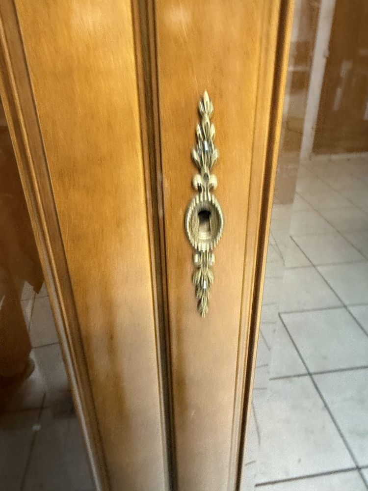 Serwantka drewniana oszklona , bardzo elegancka