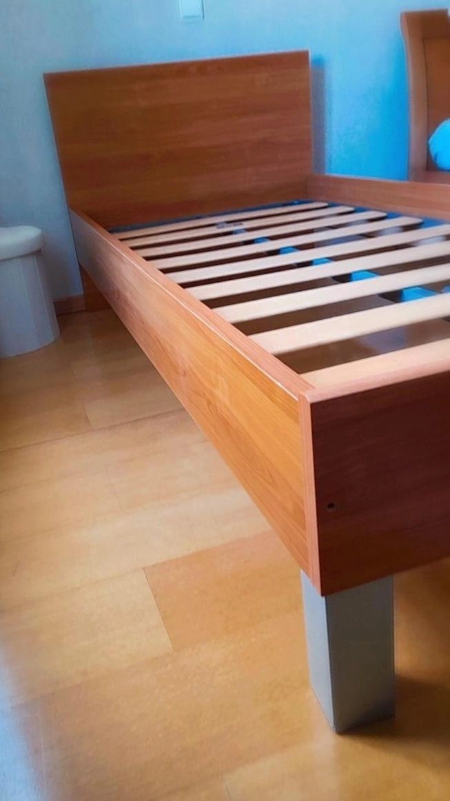Cama de solteiro com estrado