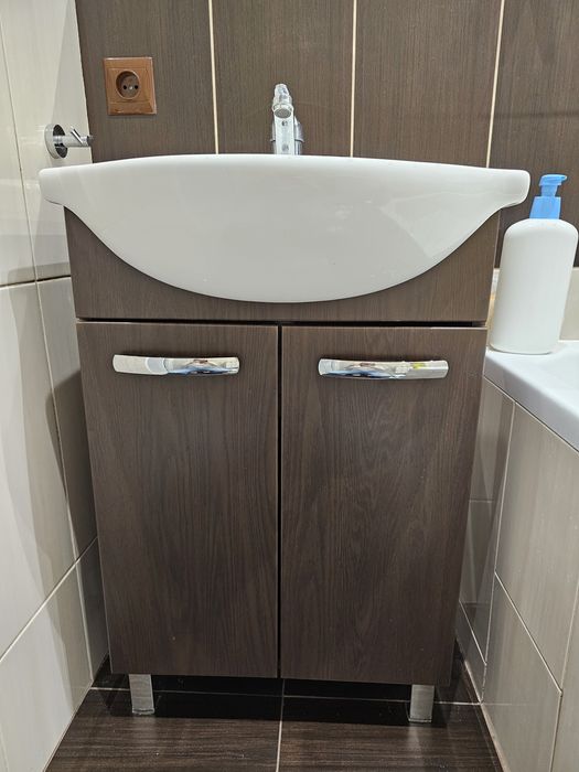 Szafka łazienkowa z umywalką i baterią