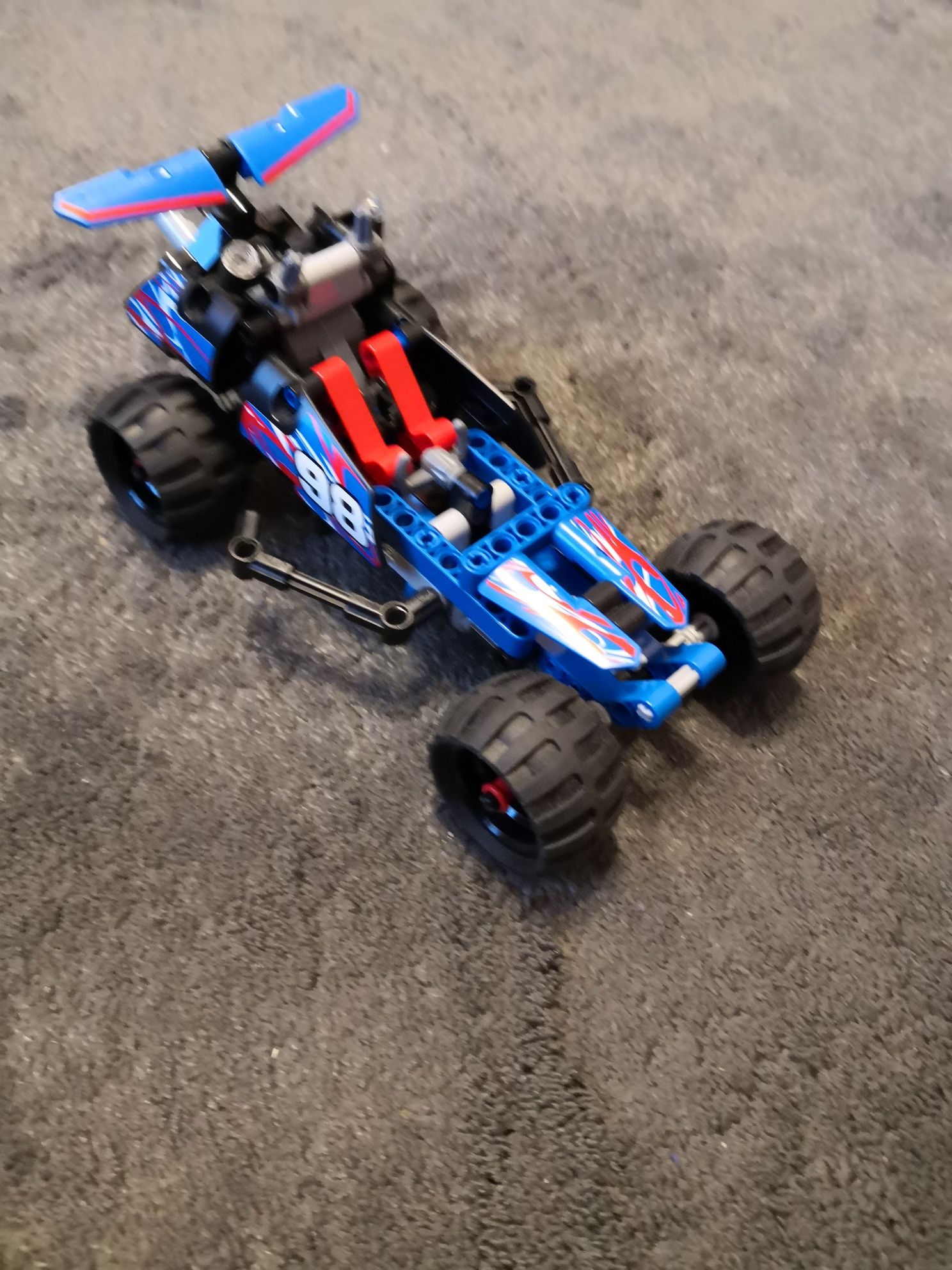 Wyścigówka lego technic z napędem pull and back 42010