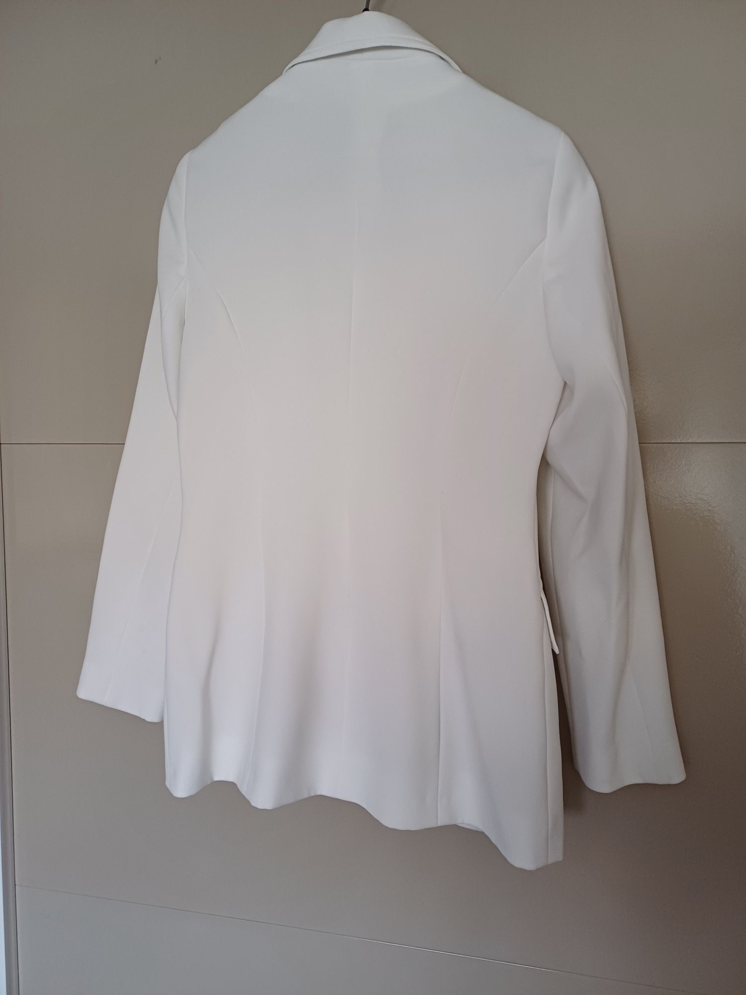 Blaser branco marca Miss Selfridge, cintado, veste muito bem.