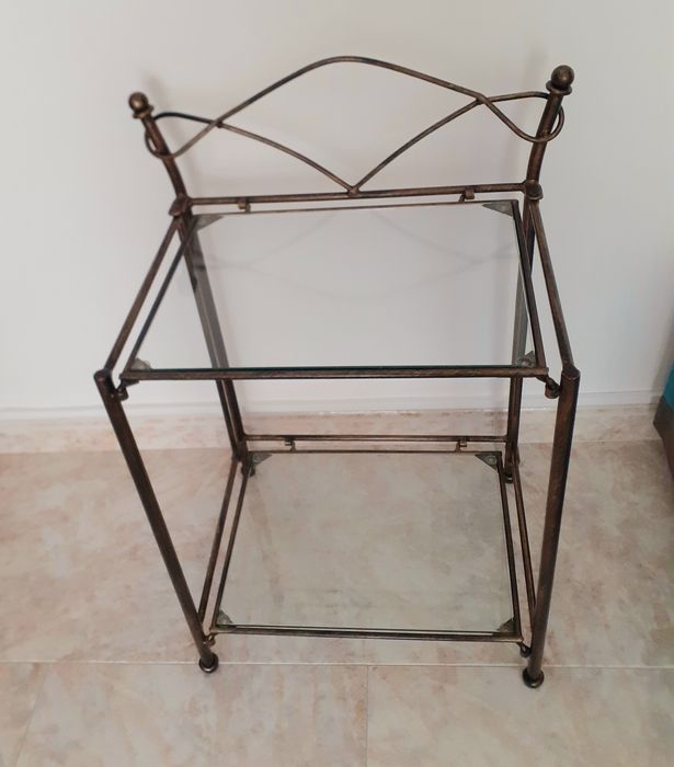 Mesa de cabeceira em ferro forjado e vidro