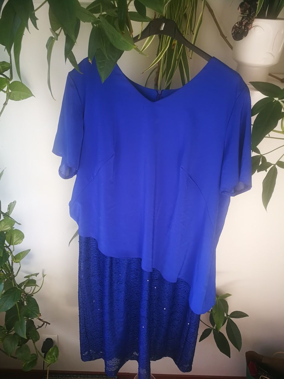 Kobaltowa Połyskująca sukienka z asymetryczna Plus Size duży biust