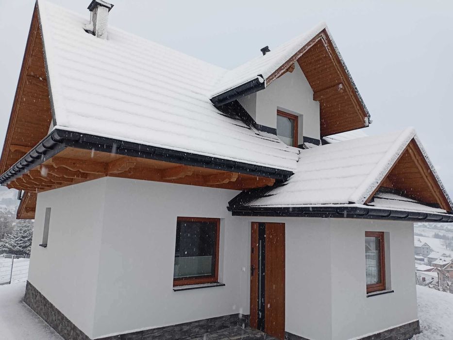 Domki u Seseta Kluszkowce na Podhalu z widokiem na Tatry i jezioro