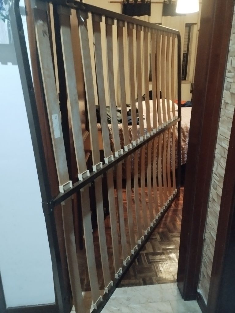 Cama de casal em perfeitas condições e um móvel de sala
