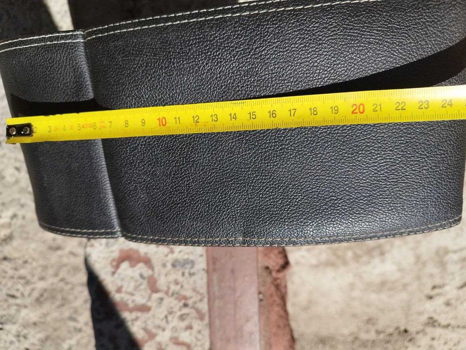 фирменный подлокотник  в авто