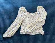 Blusa amarela estilo floral