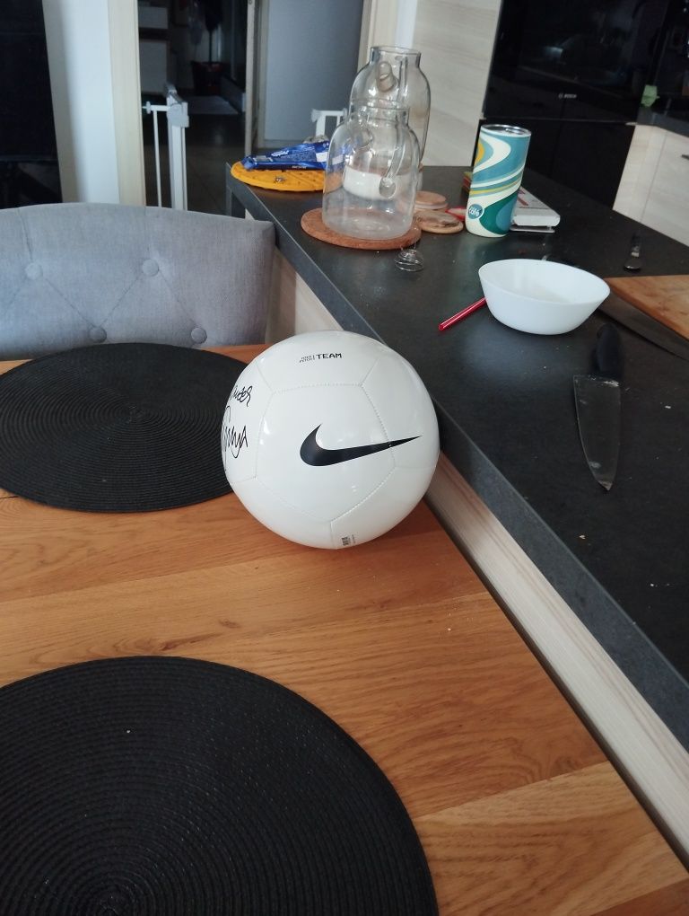 Piłka Nike Pitch Team z podpisem Jerzego Dudka