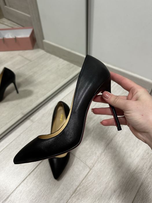 Чорні шкіряні лодочки 37 р, червона підошва під Christian Louboutin