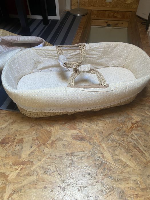 Berco e muda fraldas em verga