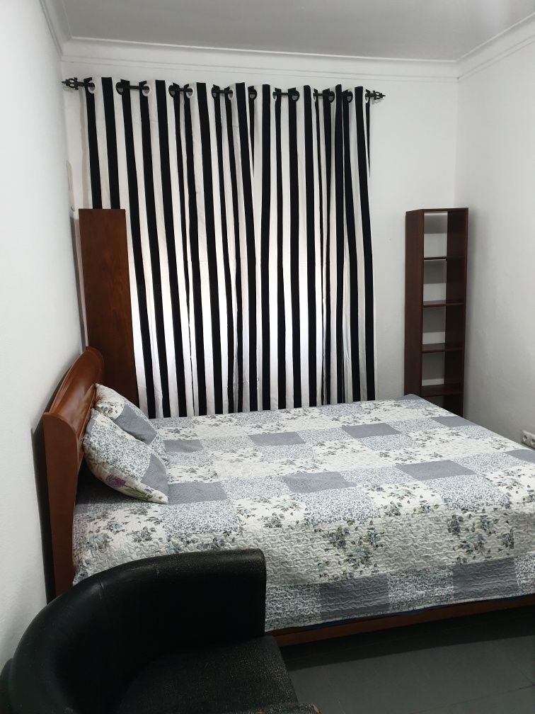 Aluga se quarto em linda-a-velha