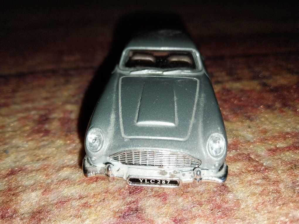 Aston Martin DD5 model samochodu Jamesa Bonda