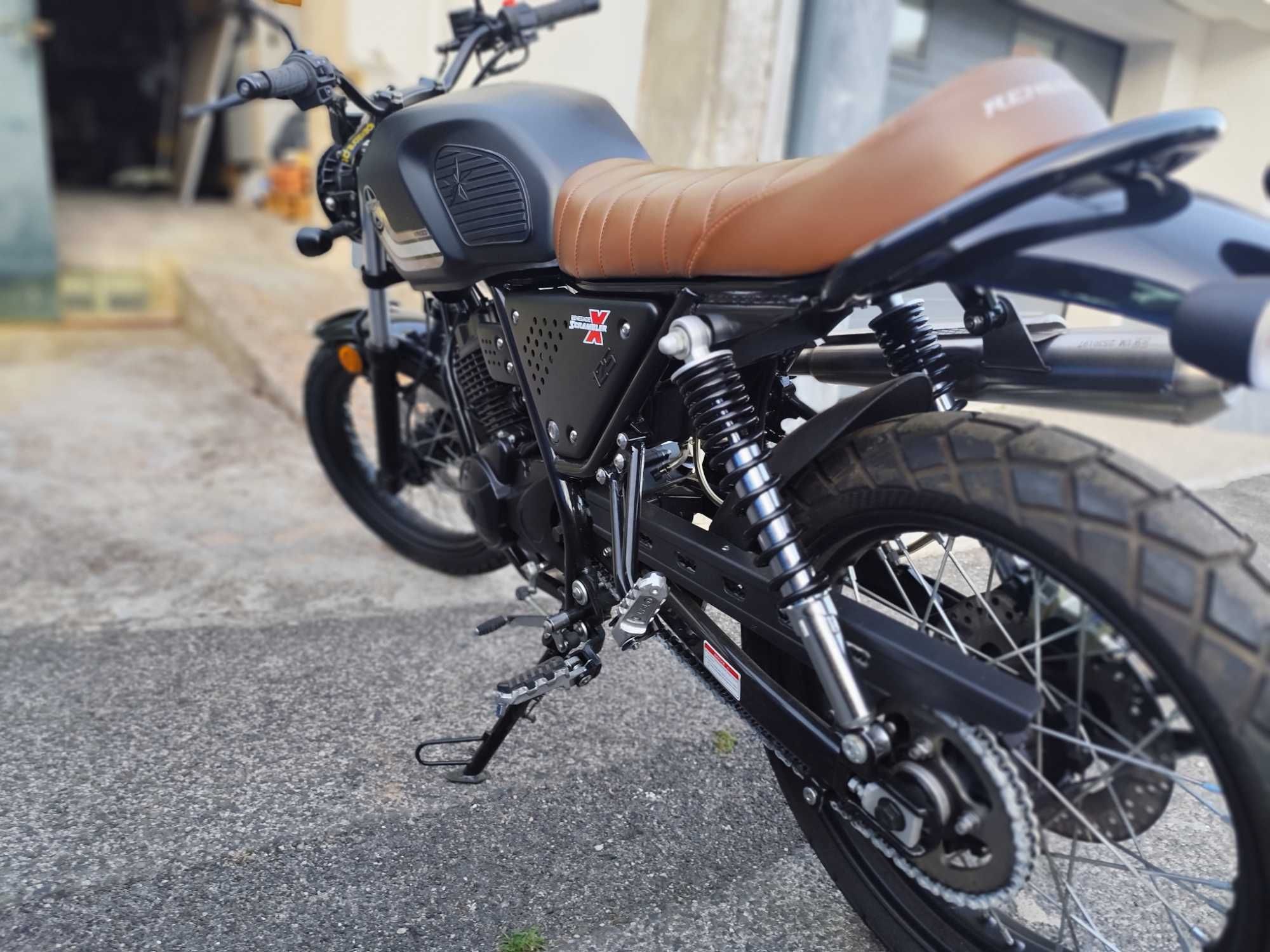 Moto 125cc "Nova" estilo Retro.Apenas 1600 quilómetros.Marca UM.