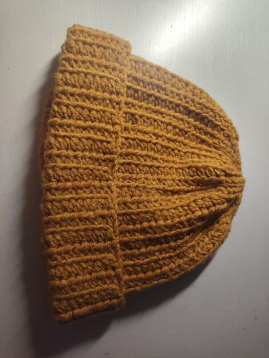 Czapka na szydełku musztardowa