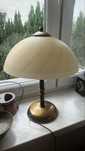Lampa stołowa klasyczna z mosiężną podstawą i szklanym kloszem